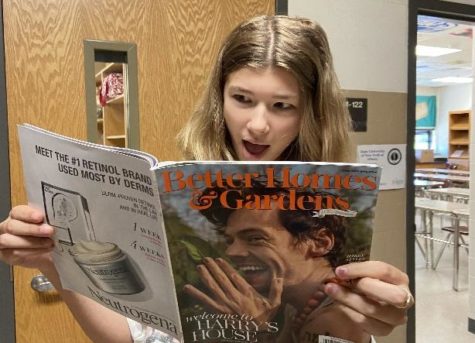 Ella Ellrich (’25) reads Harry Styles feature in Better Homes & Gardens magazine. The magazine came out on April 26th to promote Harry’s House.